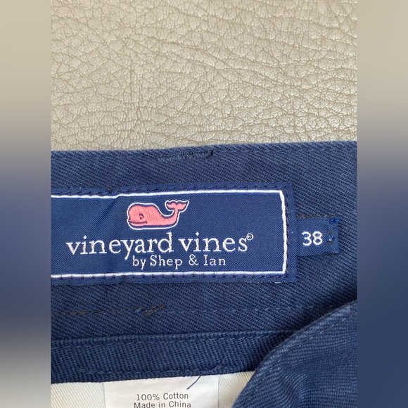 Vineyard Vines Dark Blue Whale Embroidered Shorts—38 Waist - Picture 5 of 6